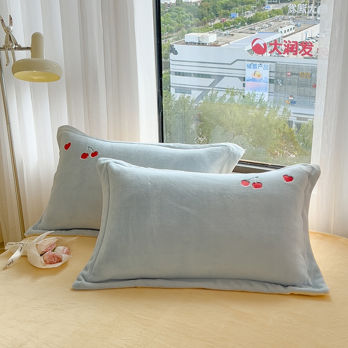 91家纺网 家纺一手货源 找家纺 丽美人家纺 2025新款牛奶绒卡通刺绣系列四件套 小樱桃-蓝