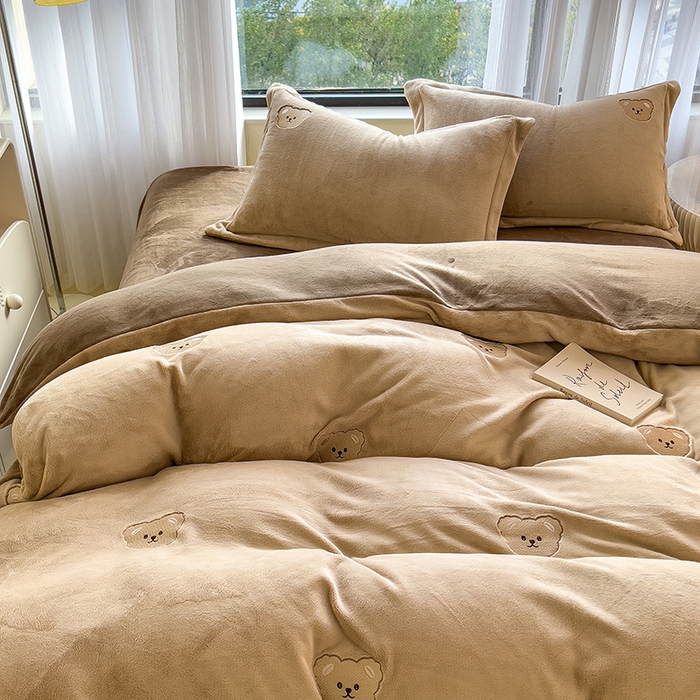 91家纺网 家纺一手货源 找家纺 丽美人家纺 2025新款牛奶绒卡通刺绣系列四件套 嘟嘟熊-咖