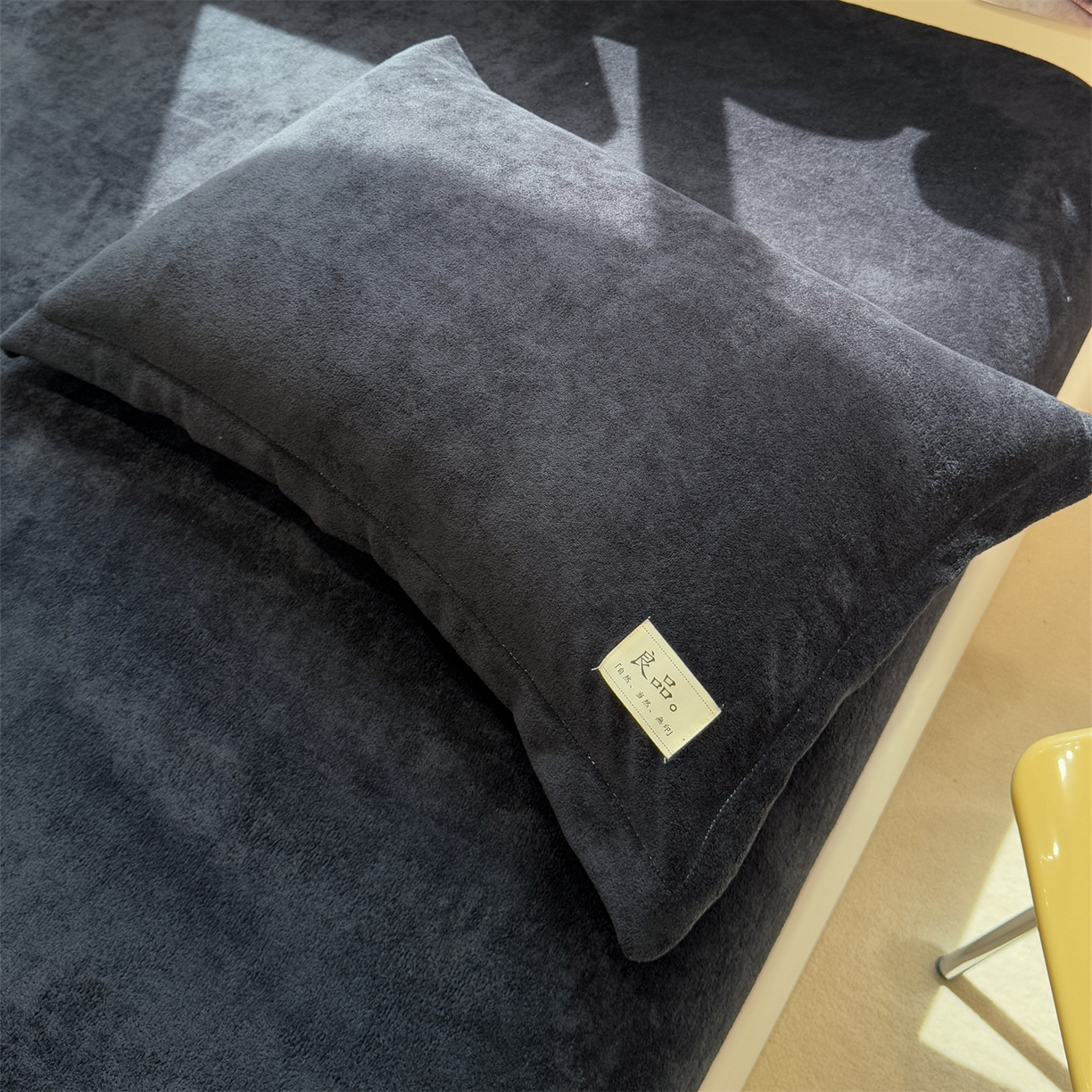 91家纺网 家纺一手货源 找家纺 857家居 2025新款高克重牛奶绒床单床笠系列 良品-炭墨色