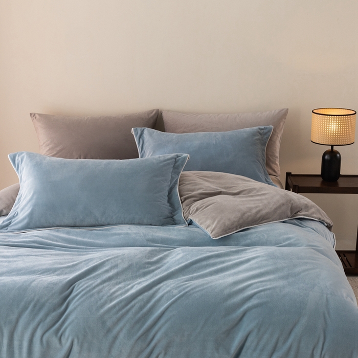 91家纺网 家纺一手货源 找家纺 ONE TWO ONE 121 新品【婴儿绒四件套】2025毛毯被子四件套单件被套单件枕套珊瑚绒牛奶绒冬被法兰绒兔毛绒The one 浅蓝-银灰