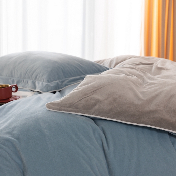 91家纺网 家纺一手货源 找家纺 ONE TWO ONE 121 新品【婴儿绒四件套】2025毛毯被子四件套单件被套单件枕套珊瑚绒牛奶绒冬被法兰绒兔毛绒The one 浅蓝-银灰