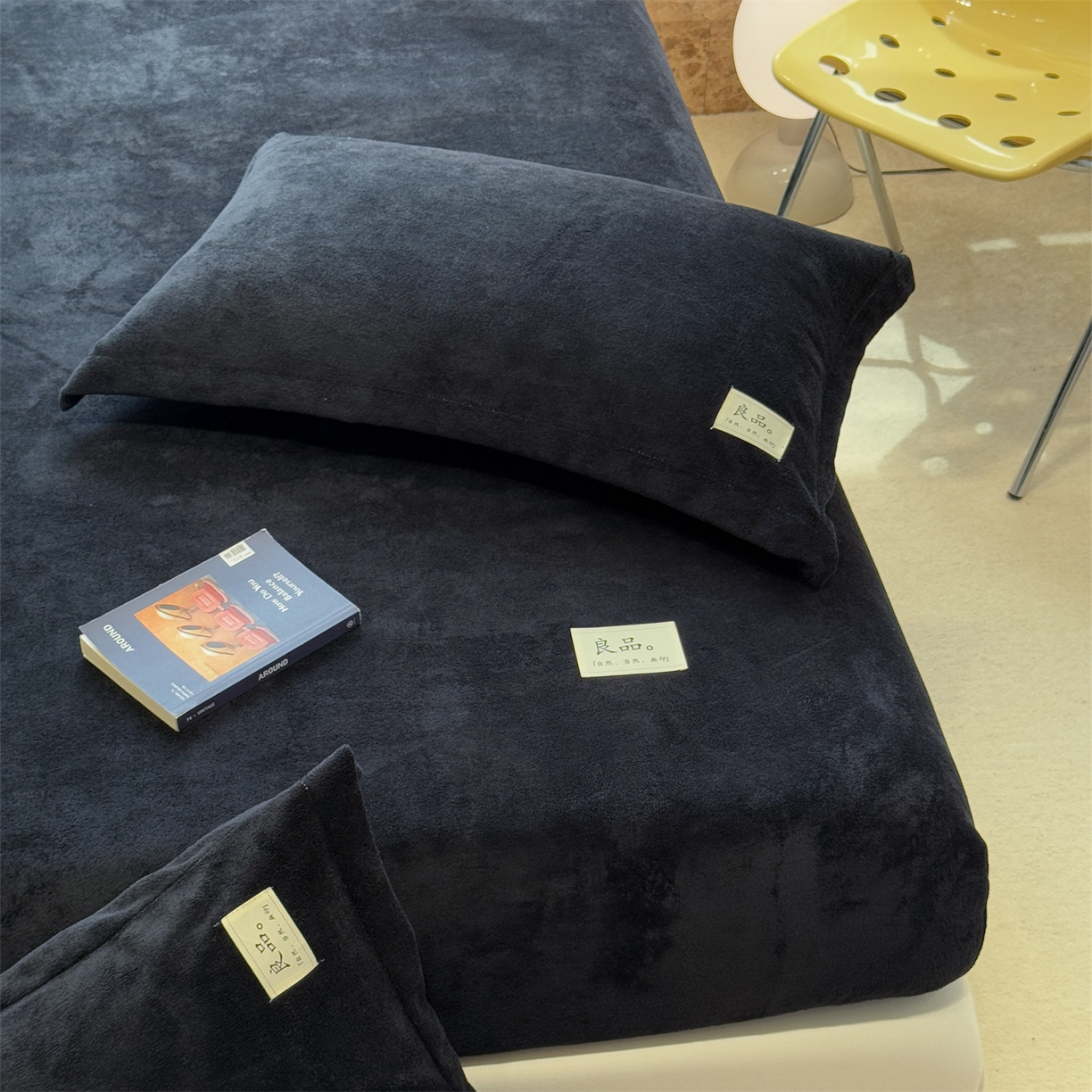 91家纺网 家纺一手货源 找家纺 857家居 2025新款高克重牛奶绒床单床笠系列 良品-炭墨色