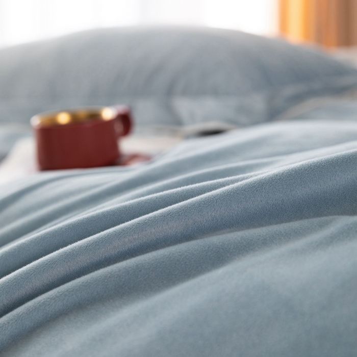 91家纺网 家纺一手货源 找家纺 ONE TWO ONE 121 新品【婴儿绒四件套】2025毛毯被子四件套单件被套单件枕套珊瑚绒牛奶绒冬被法兰绒兔毛绒The one 浅蓝-银灰