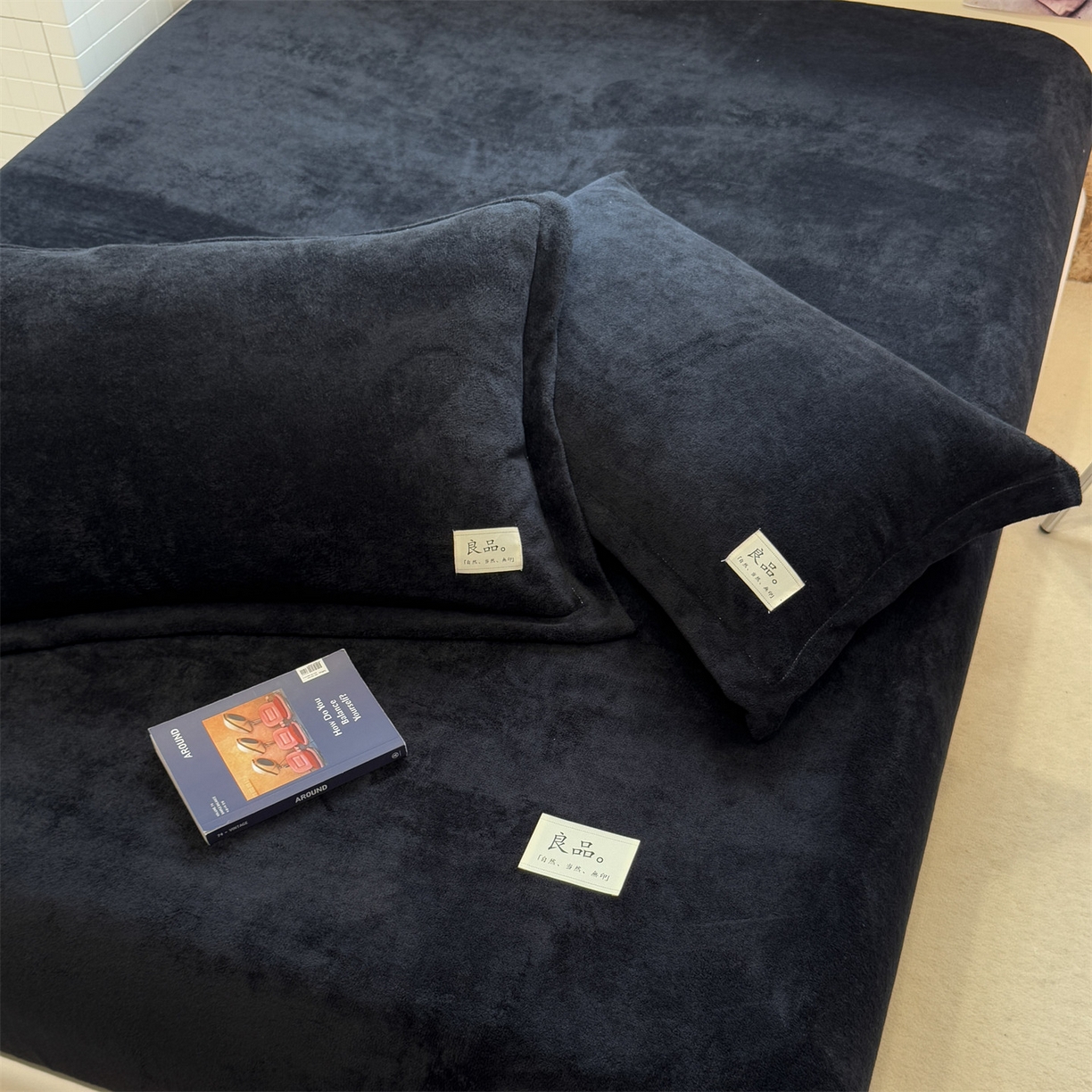 91家纺网 家纺一手货源 找家纺 857家居 2025新款高克重牛奶绒床单床笠系列 良品-炭墨色