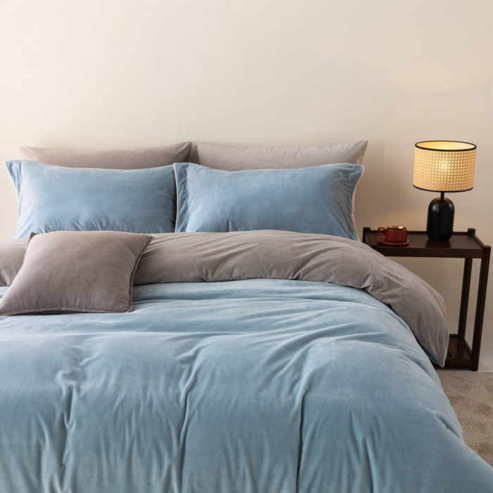 91家纺网 家纺一手货源 找家纺 ONE TWO ONE 121 新品【婴儿绒四件套】2025毛毯被子四件套单件被套单件枕套珊瑚绒牛奶绒冬被法兰绒兔毛绒The one 浅蓝-银灰