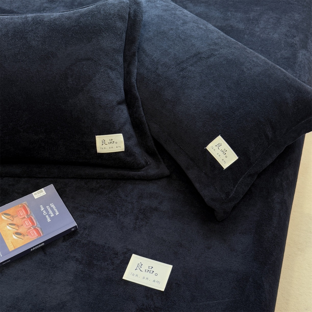 91家纺网 家纺一手货源 找家纺 857家居 2025新款高克重牛奶绒床单床笠系列 良品-炭墨色