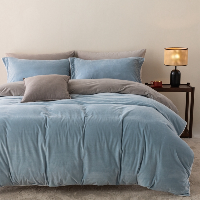 91家纺网 家纺一手货源 找家纺 ONE TWO ONE 121 新品【婴儿绒四件套】2025毛毯被子四件套单件被套单件枕套珊瑚绒牛奶绒冬被法兰绒兔毛绒The one 浅蓝-银灰