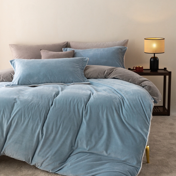 91家纺网 家纺一手货源 找家纺 ONE TWO ONE 121 新品【婴儿绒四件套】2025毛毯被子四件套单件被套单件枕套珊瑚绒牛奶绒冬被法兰绒兔毛绒The one 浅蓝-银灰