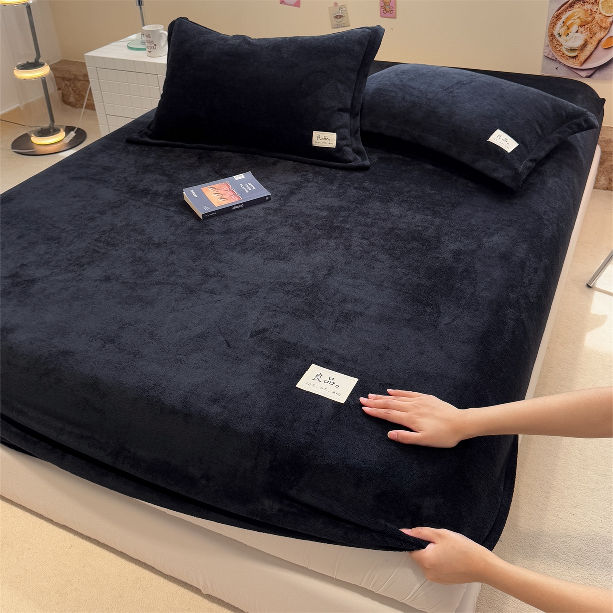 91家纺网 家纺一手货源 找家纺 857家居 2025新款高克重牛奶绒床单床笠系列 良品-炭墨色