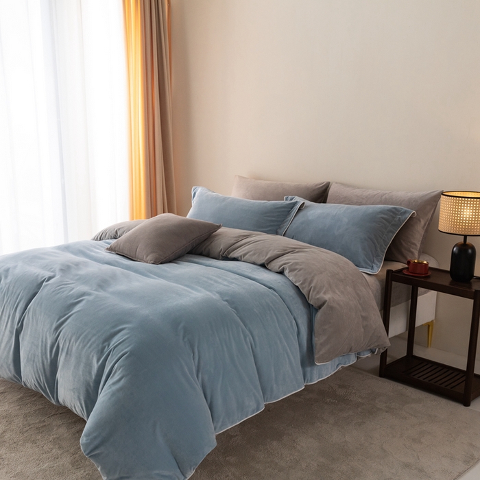 91家纺网 家纺一手货源 找家纺 ONE TWO ONE 121 新品【婴儿绒四件套】2025毛毯被子四件套单件被套单件枕套珊瑚绒牛奶绒冬被法兰绒兔毛绒The one 浅蓝-银灰