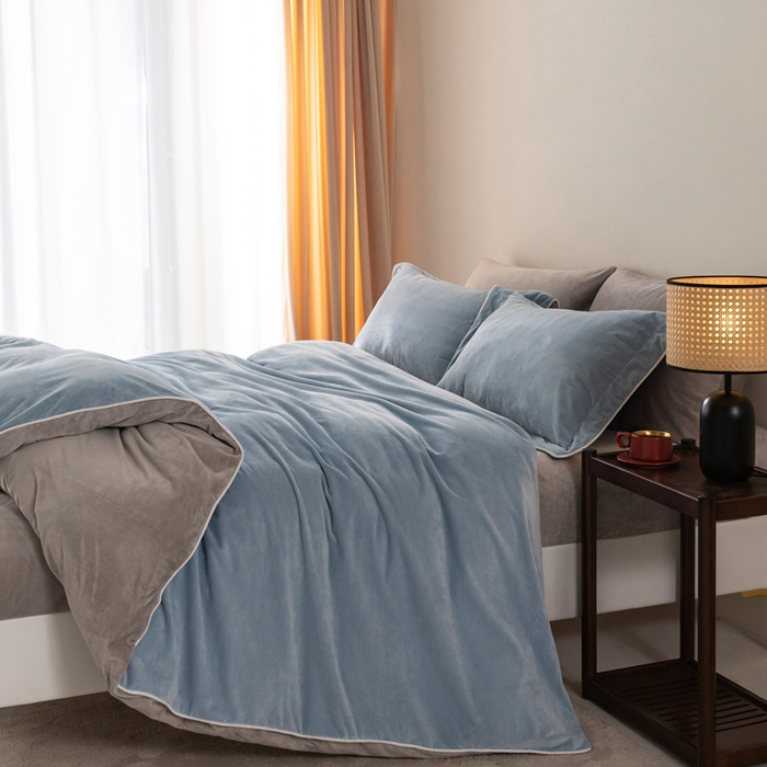 91家纺网 家纺一手货源 找家纺 ONE TWO ONE 121 新品【婴儿绒四件套】2025毛毯被子四件套单件被套单件枕套珊瑚绒牛奶绒冬被法兰绒兔毛绒The one 浅蓝-银灰