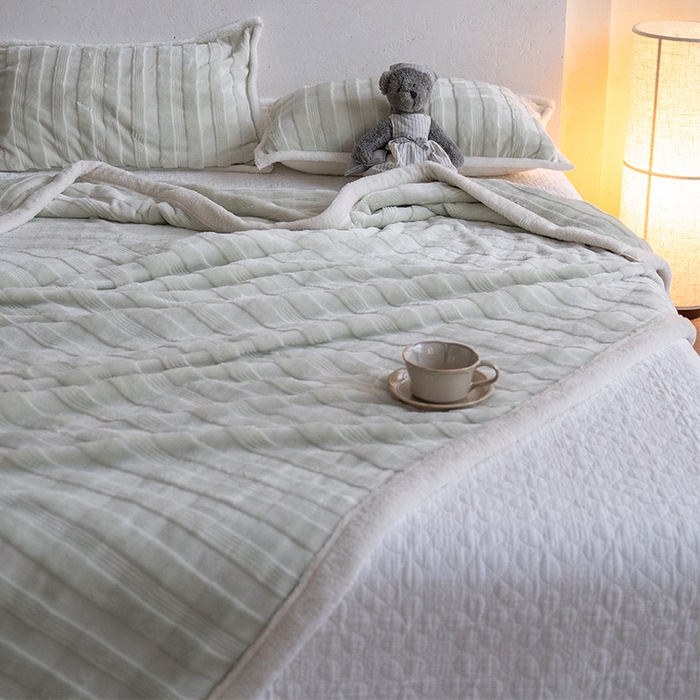 91家纺网 家纺一手货源 找家纺 宜派家纺 2025新款A类云朵绒玉兔绒单毛毯 田园绿