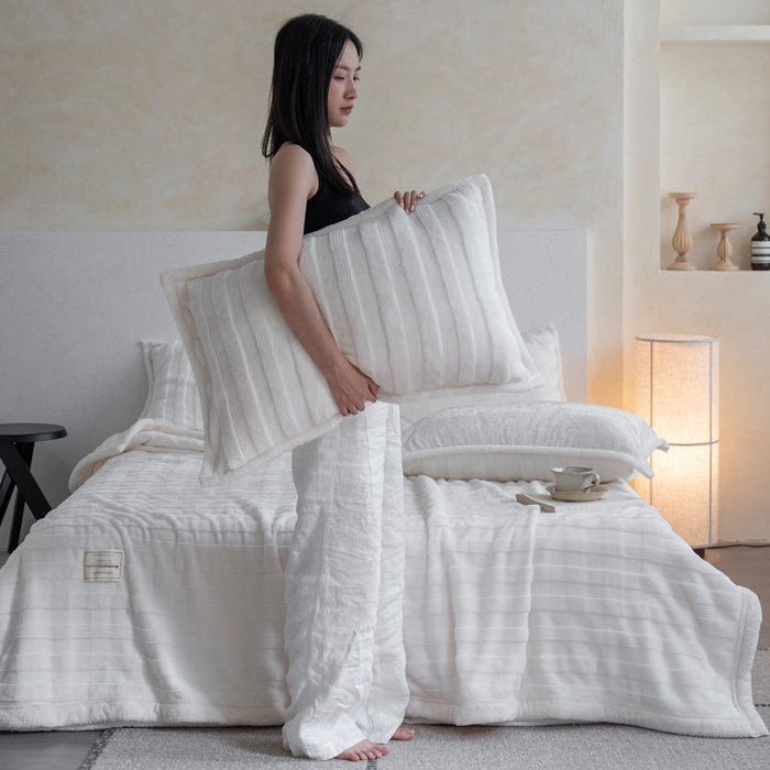 91家纺网 家纺一手货源 找家纺 宜派家纺 2025新款A类云朵绒玉兔绒单毛毯 象牙白