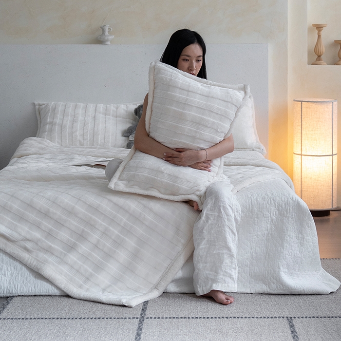 91家纺网 家纺一手货源 找家纺 宜派家纺 2025新款A类云朵绒玉兔绒单毛毯 象牙白