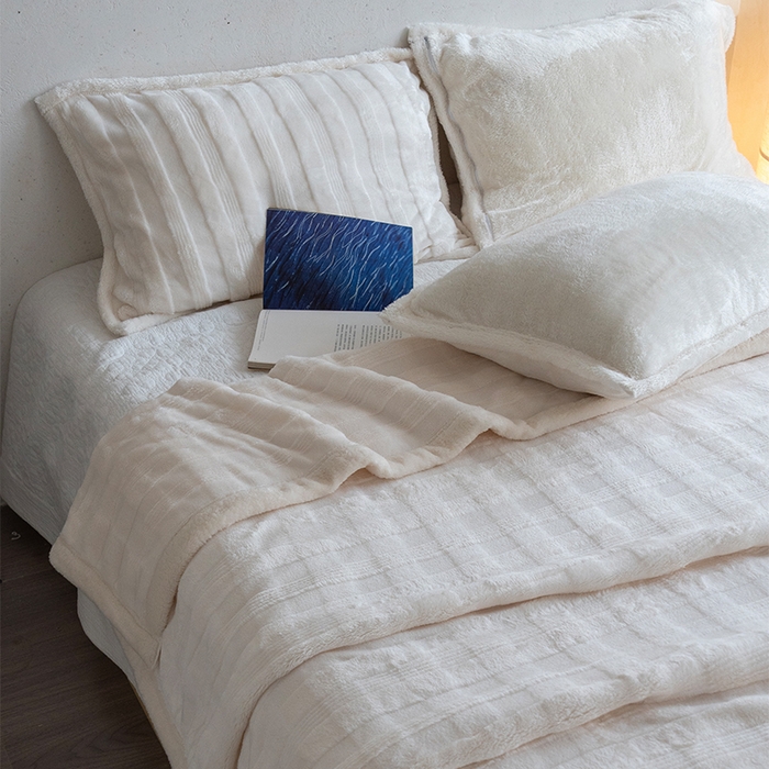 91家纺网 家纺一手货源 找家纺 宜派家纺 2025新款A类云朵绒玉兔绒单毛毯 象牙白