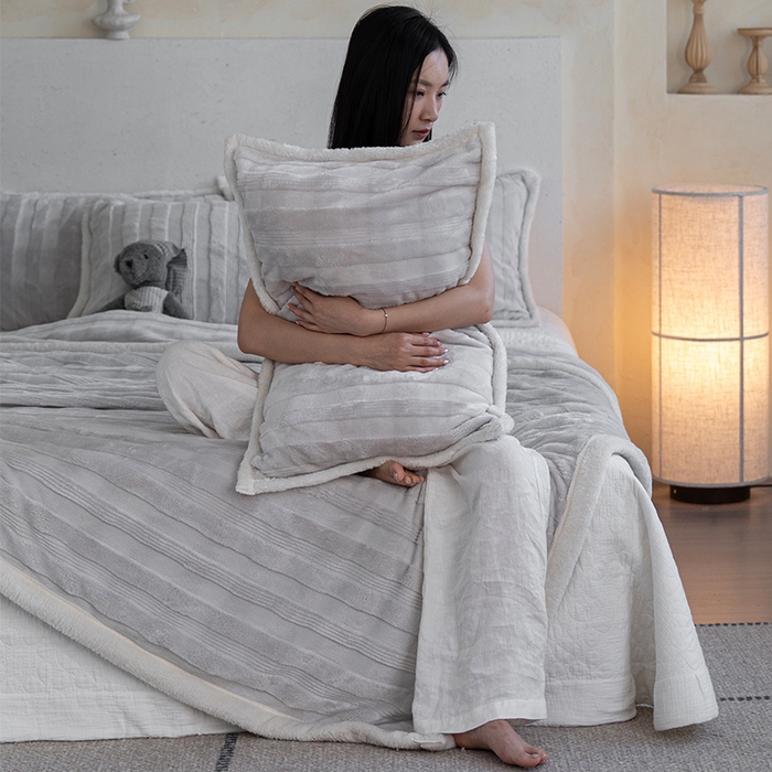 91家纺网 家纺一手货源 找家纺 宜派家纺 2025新款A类云朵绒玉兔绒单毛毯 水貂灰