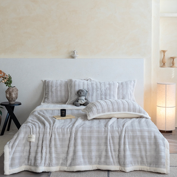 91家纺网 家纺一手货源 找家纺 宜派家纺 2025新款A类云朵绒玉兔绒单毛毯 水貂灰