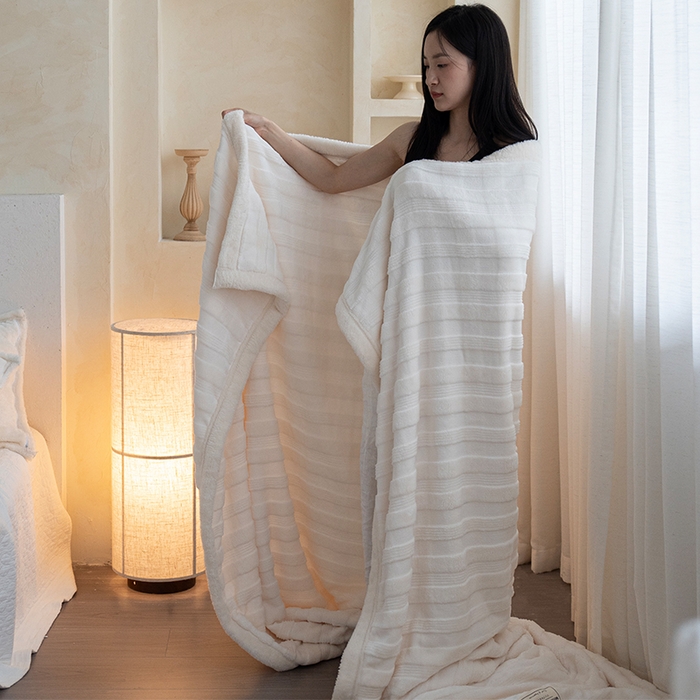 91家纺网 家纺一手货源 找家纺 宜派家纺 2025新款A类云朵绒玉兔绒单毛毯 象牙白