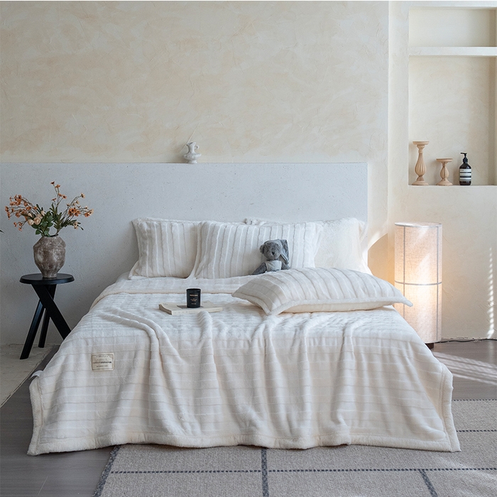 91家纺网 家纺一手货源 找家纺 宜派家纺 2025新款A类云朵绒玉兔绒单毛毯 象牙白