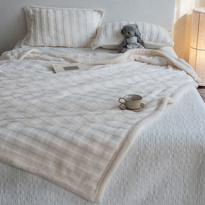 91家纺网 家纺一手货源 找家纺 宜派家纺 2025新款A类云朵绒玉兔绒单毛毯 象牙白