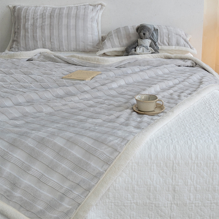 91家纺网 家纺一手货源 找家纺 宜派家纺 2025新款A类云朵绒玉兔绒单毛毯 水貂灰