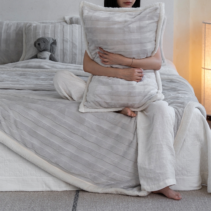 91家纺网 家纺一手货源 找家纺 宜派家纺 2025新款A类云朵绒玉兔绒单毛毯 水貂灰