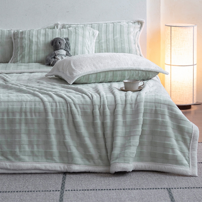 91家纺网 家纺一手货源 找家纺 宜派家纺 2025新款A类云朵绒玉兔绒单毛毯 田园绿