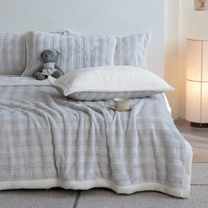 91家纺网 家纺一手货源 找家纺 宜派家纺 2025新款A类云朵绒玉兔绒单毛毯 水貂灰