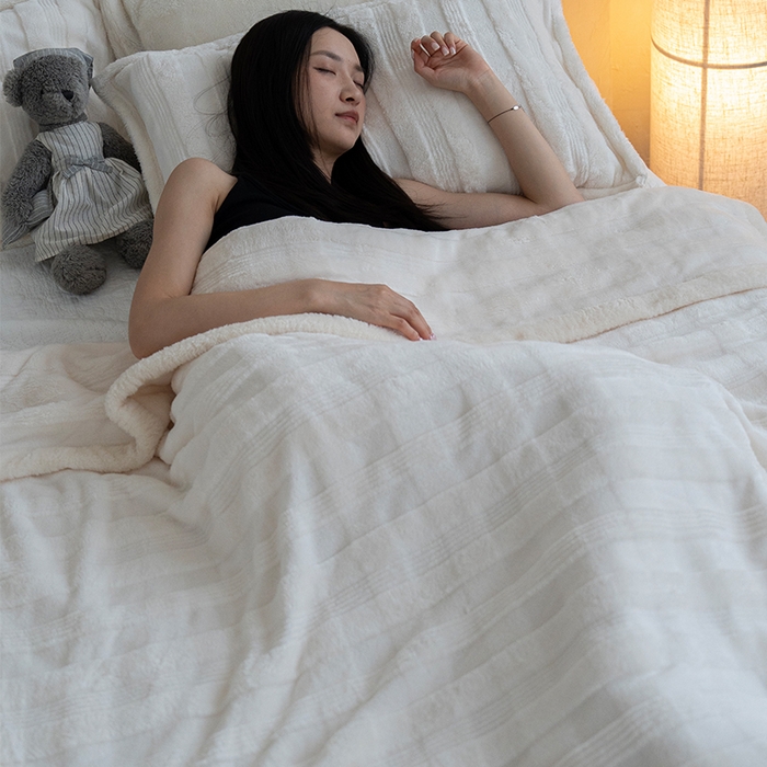 91家纺网 家纺一手货源 找家纺 宜派家纺 2025新款A类云朵绒玉兔绒单毛毯 象牙白