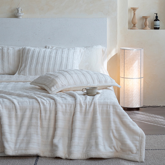 91家纺网 家纺一手货源 找家纺 宜派家纺 2025新款A类云朵绒玉兔绒单毛毯 象牙白