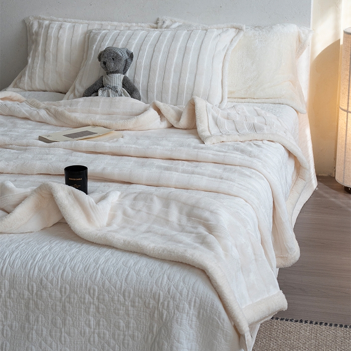 91家纺网 家纺一手货源 找家纺 宜派家纺 2025新款A类云朵绒玉兔绒单毛毯 象牙白