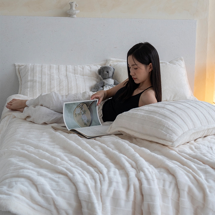 91家纺网 家纺一手货源 找家纺 宜派家纺 2025新款A类云朵绒玉兔绒单毛毯 象牙白