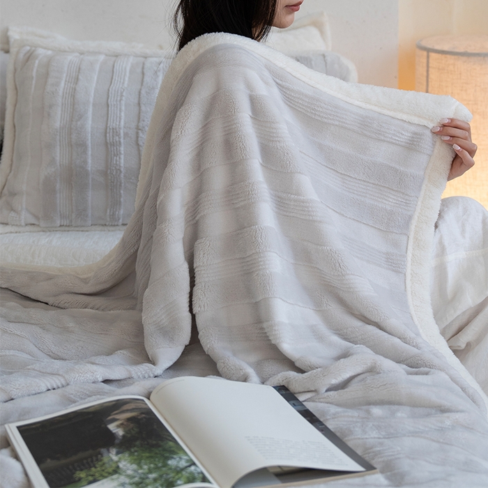 91家纺网 家纺一手货源 找家纺 宜派家纺 2025新款A类云朵绒玉兔绒单毛毯 水貂灰