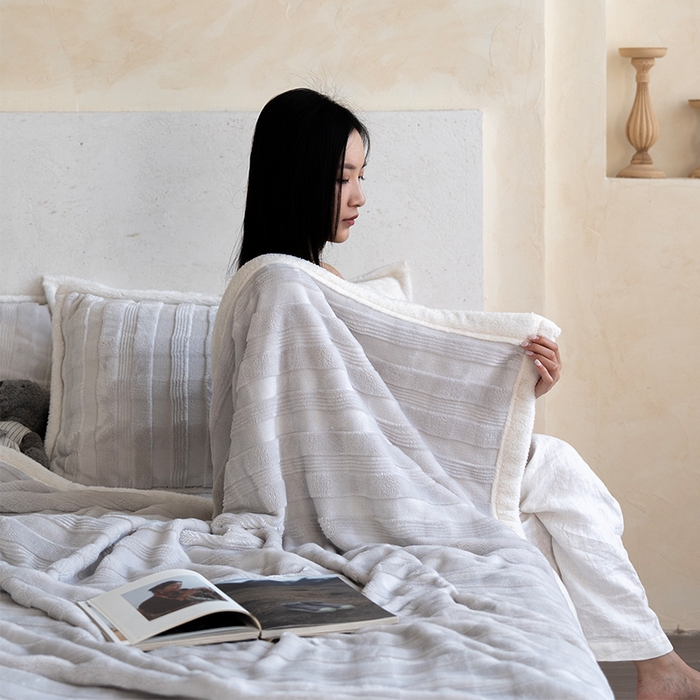 91家纺网 家纺一手货源 找家纺 宜派家纺 2025新款A类云朵绒玉兔绒单毛毯 水貂灰