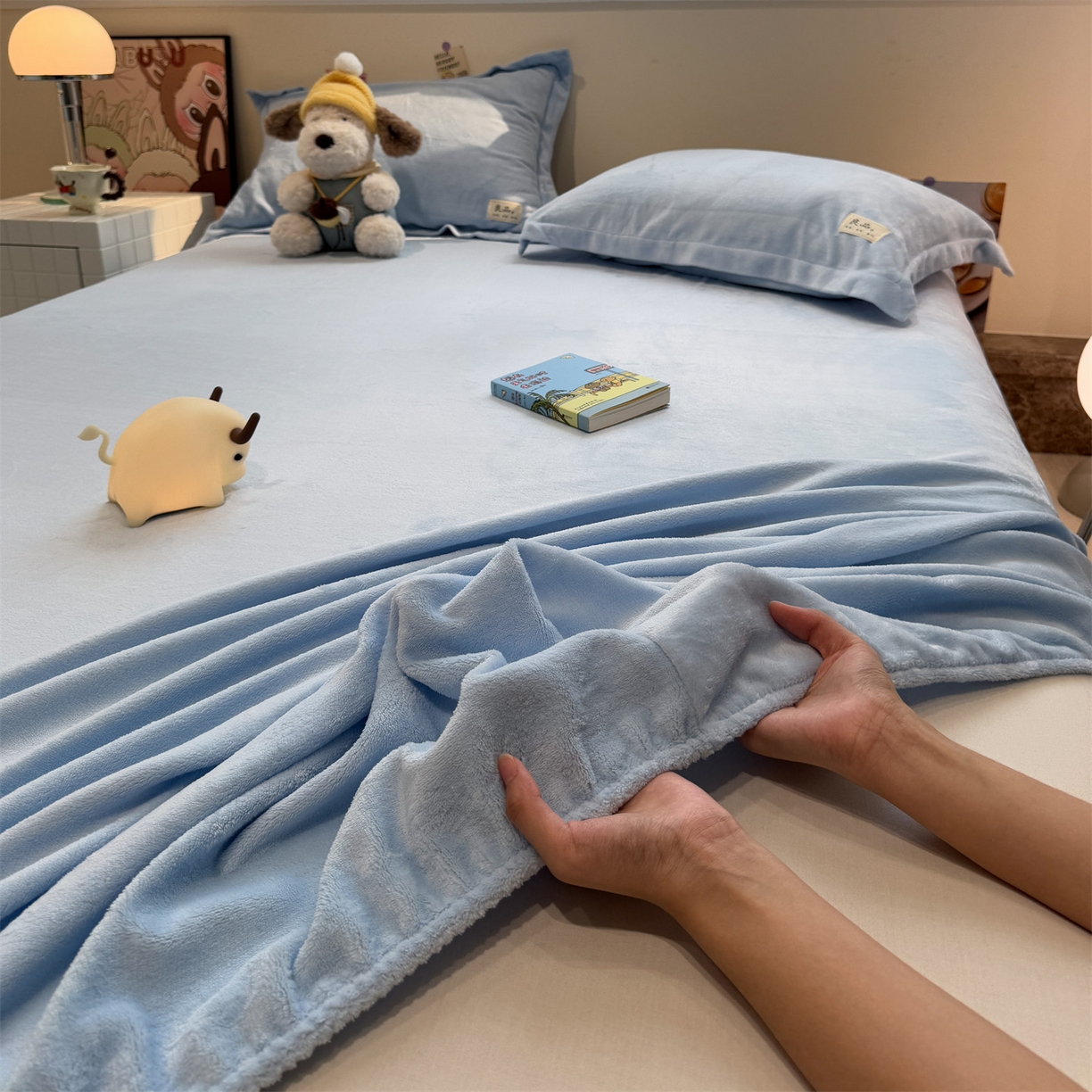 91家纺网 家纺一手货源 找家纺 857家居 2025新款高克重牛奶绒床单床笠系列 良品-天空蓝