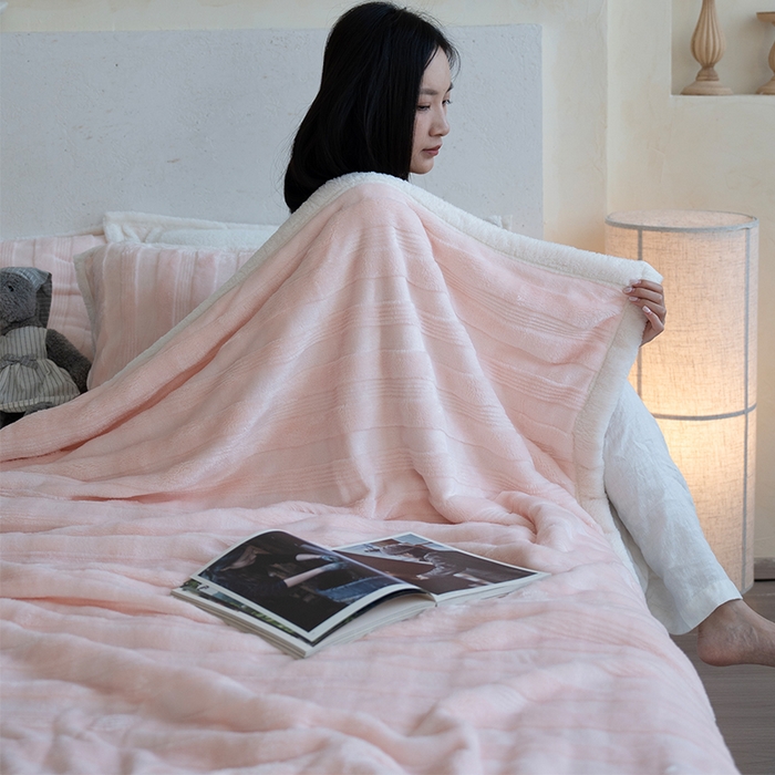 91家纺网 家纺一手货源 找家纺 宜派家纺 2025新款A类云朵绒玉兔绒单毛毯 牡丹粉