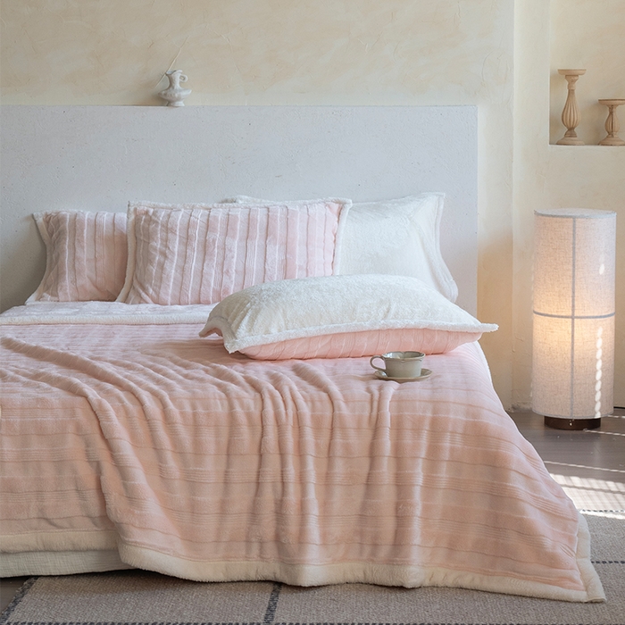 91家纺网 家纺一手货源 找家纺 宜派家纺 2025新款A类云朵绒玉兔绒单毛毯 牡丹粉