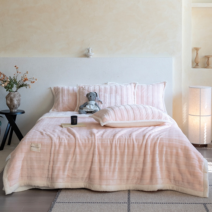 91家纺网 家纺一手货源 找家纺 宜派家纺 2025新款A类云朵绒玉兔绒单毛毯 牡丹粉