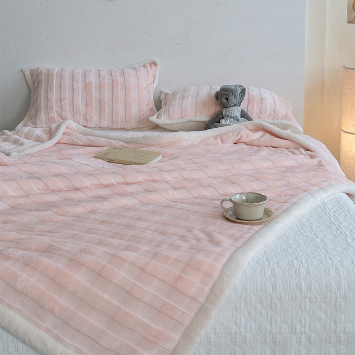 91家纺网 家纺一手货源 找家纺 宜派家纺 2025新款A类云朵绒玉兔绒单毛毯 牡丹粉