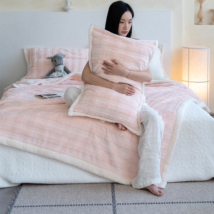 91家纺网 家纺一手货源 找家纺 宜派家纺 2025新款A类云朵绒玉兔绒单毛毯 牡丹粉