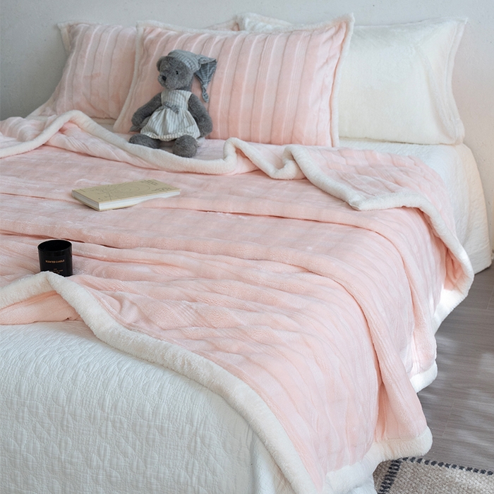 91家纺网 家纺一手货源 找家纺 宜派家纺 2025新款A类云朵绒玉兔绒单毛毯 牡丹粉