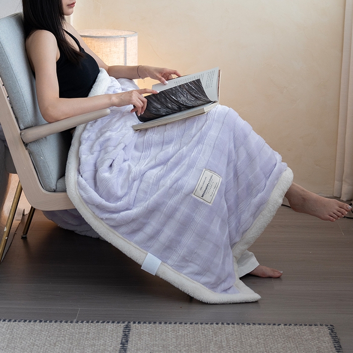 91家纺网 家纺一手货源 找家纺 宜派家纺 2025新款A类云朵绒玉兔绒单毛毯 丁香紫