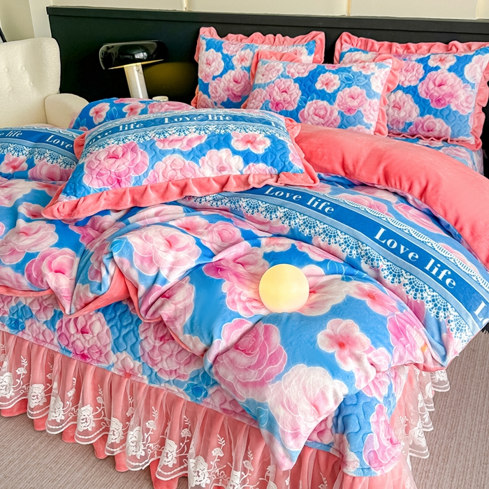 91家纺网 家纺一手货源 找家纺 （总）首选家纺 2025新款直播热款双层蕾丝花边牛奶绒印花床盖四件套床盖单件三件套