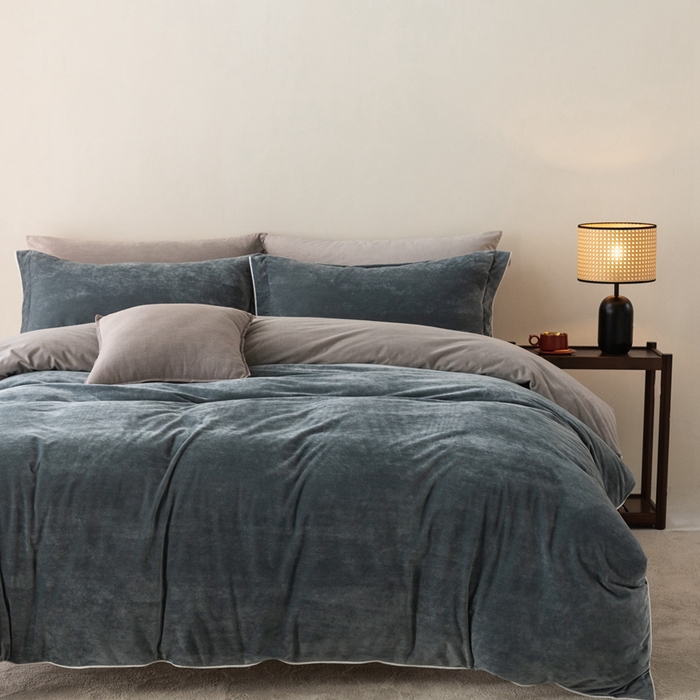 91家纺网 家纺一手货源 找家纺 ONE TWO ONE 121 新品【婴儿绒四件套】2025毛毯被子四件套单件被套单件枕套珊瑚绒牛奶绒冬被法兰绒兔毛绒The one 神秘灰-浅灰