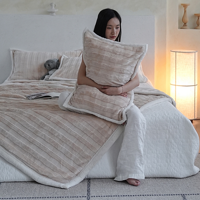 91家纺网 家纺一手货源 找家纺 宜派家纺 2025新款A类云朵绒玉兔绒单毛毯 卡其棕