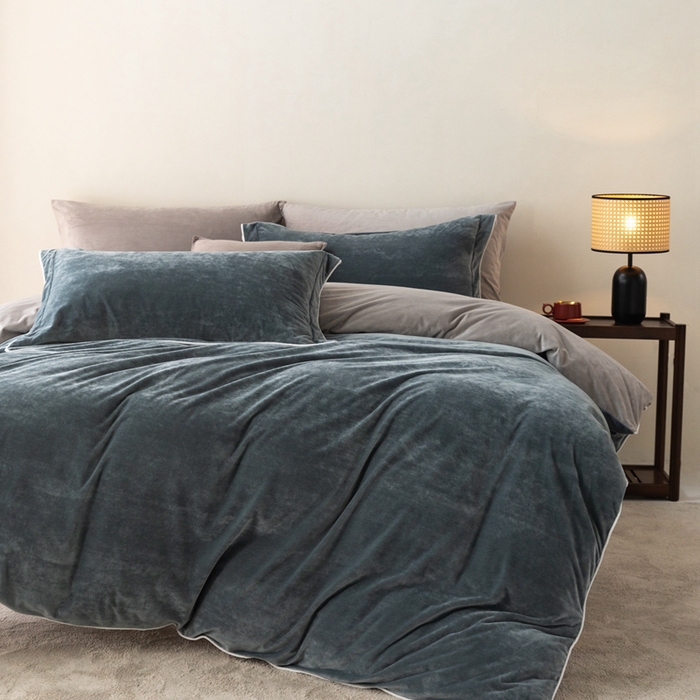 91家纺网 家纺一手货源 找家纺 ONE TWO ONE 121 新品【婴儿绒四件套】2025毛毯被子四件套单件被套单件枕套珊瑚绒牛奶绒冬被法兰绒兔毛绒The one 神秘灰-浅灰