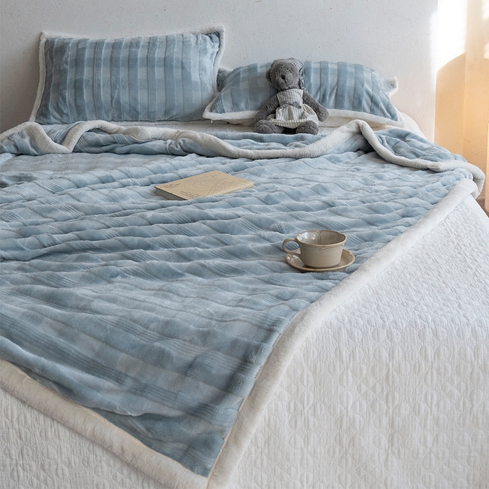 91家纺网 家纺一手货源 找家纺 宜派家纺 2025新款A类云朵绒玉兔绒单毛毯 迷雾蓝