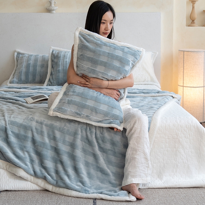 91家纺网 家纺一手货源 找家纺 宜派家纺 2025新款A类云朵绒玉兔绒单毛毯 迷雾蓝