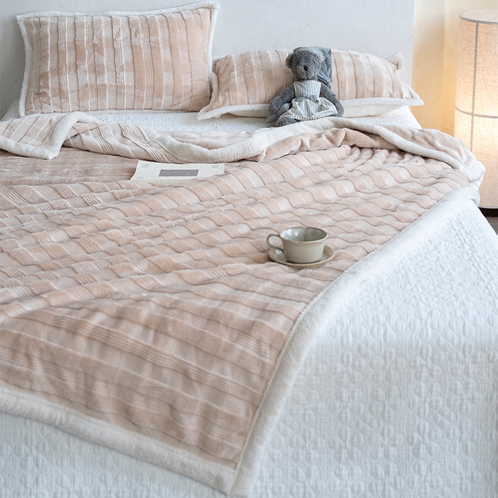 91家纺网 家纺一手货源 找家纺 宜派家纺 2025新款A类云朵绒玉兔绒单毛毯 卡其棕