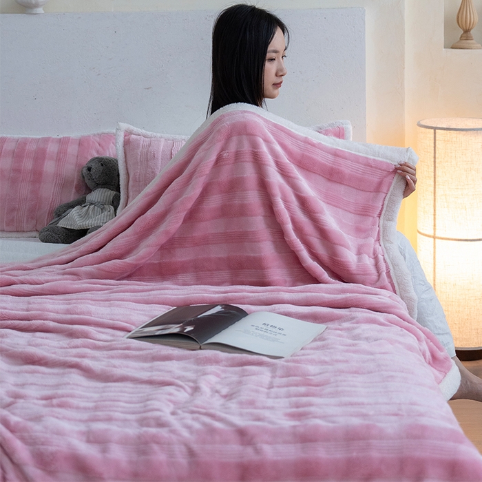 91家纺网 家纺一手货源 找家纺 宜派家纺 2025新款A类云朵绒玉兔绒单毛毯 樱桃红